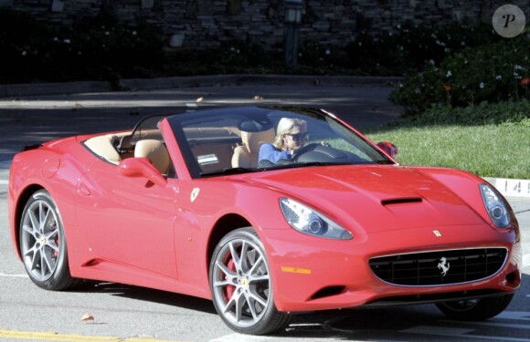 Voici la nouvelle Ferrari de Paris Hilton : une California Spyder d'une valeur de 178 000 euros. Los Angeles, le 26 novembre 2011.