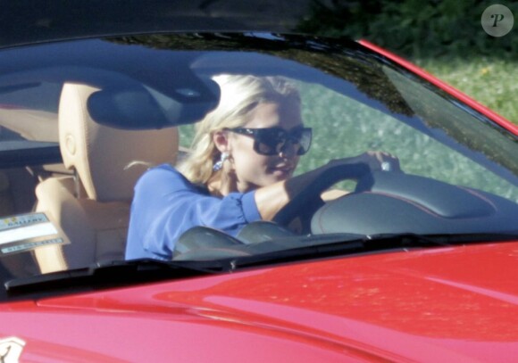 Paris Hilton à bord de sa nouvelle California Spyder à Los Angeles, le 26 novembre 2011.
