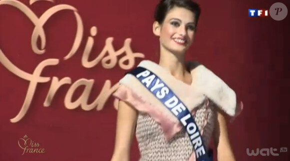 Miss Pays de Loire défile lors de la soirée Miss France à Mexico City au Mexique en novembre 2011