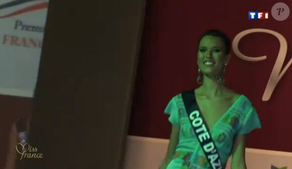 Miss Côte d'Azur défile lors de la soirée Miss France à Mexico City au Mexique en novembre 2011
