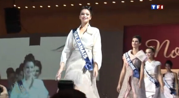 Les prétendantes au titre de Miss France 2012 défilent lors de la soirée Miss France à Mexico City au Mexique en novembre 2011
