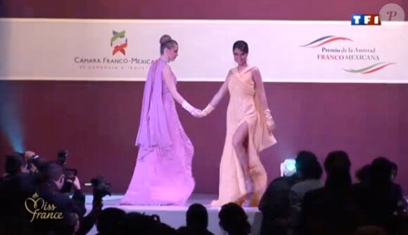 Laury Thilleman et l'une de ses dauphines font le show lors de la soirée Miss France à Mexico City au Mexique en novembre 2011