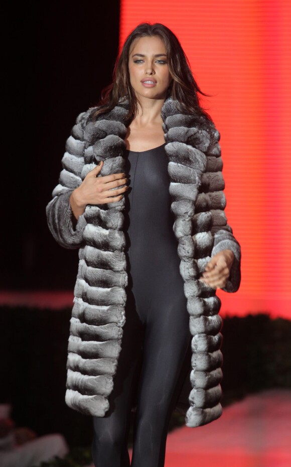 Le mannequin Irina Shayk a défilé à Cancun au Mexique lors d'un événement mode le 26 novembre 2011