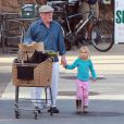 Nick Nolte et sa fille Sophie Lane Nolte, au supermarché Vons, à Malibu, le 28 novembre 2011