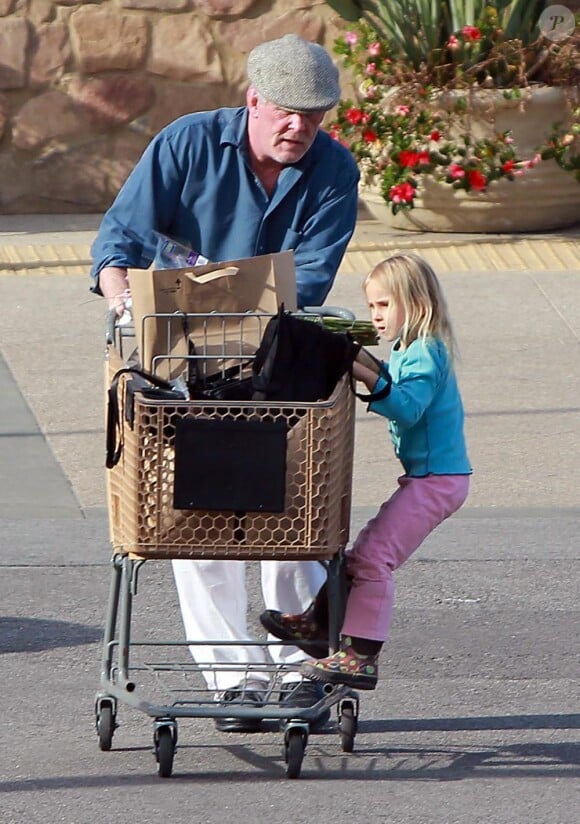 Nick Nolte et sa fille Sophie Lane Nolte, au supermarché Vons, à Malibu, le 28 novembre 2011
