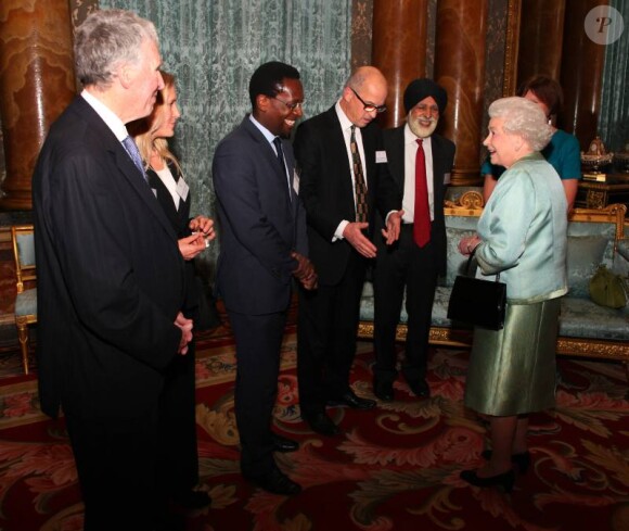 La reine Elisabeth II lors d'une soirée à Buckingham Palace avec 350 journalistes et photographes, le 29 novembre 2011 à Londres