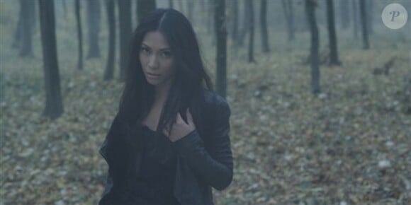 Anggun, sublime et mystérieuse, dans le clip de Mon meilleur amour, novembre 2011.