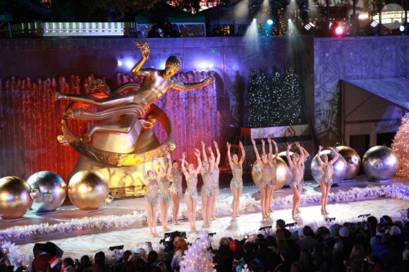 The Radio City Rockettes lors de l'illumination du sapin de Noël du Rockfeller Center à New York le 30 novembre 2011