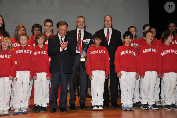 Le prince Albert et la section de taekwondo le 30 novembre 2011 à l'Auditorium Rainier III