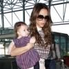 Victoria Beckham : une main dans la poche, l'autre pour tenir Harper Seven, brille de mille feux grâce à son look rétro à l'aéroport de Los Angeles. Le 26 novembre 2011.
