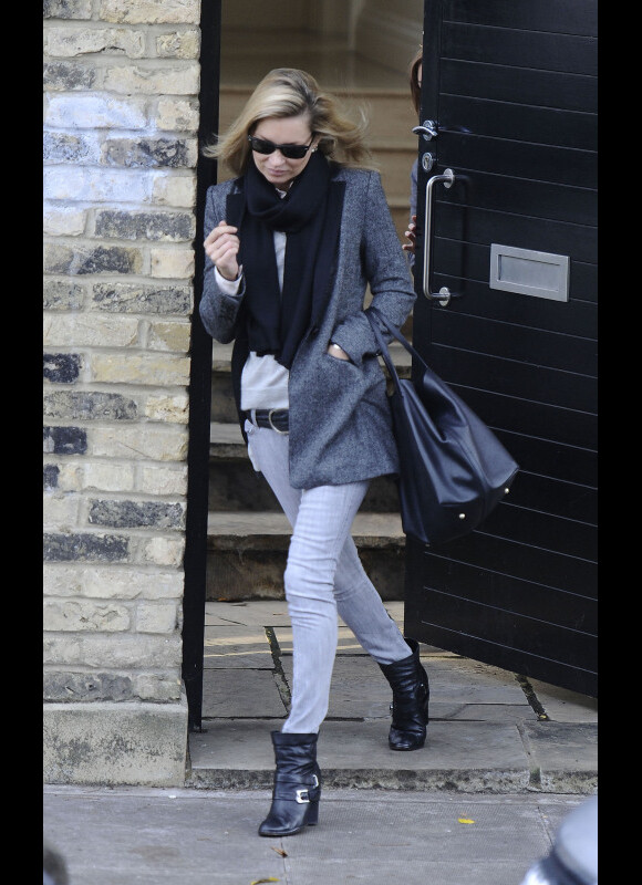 Kate Moss montre lors de ses sorties qu'elle règne en maître sur le Londres de la mode. Le 25 novembre 2011.