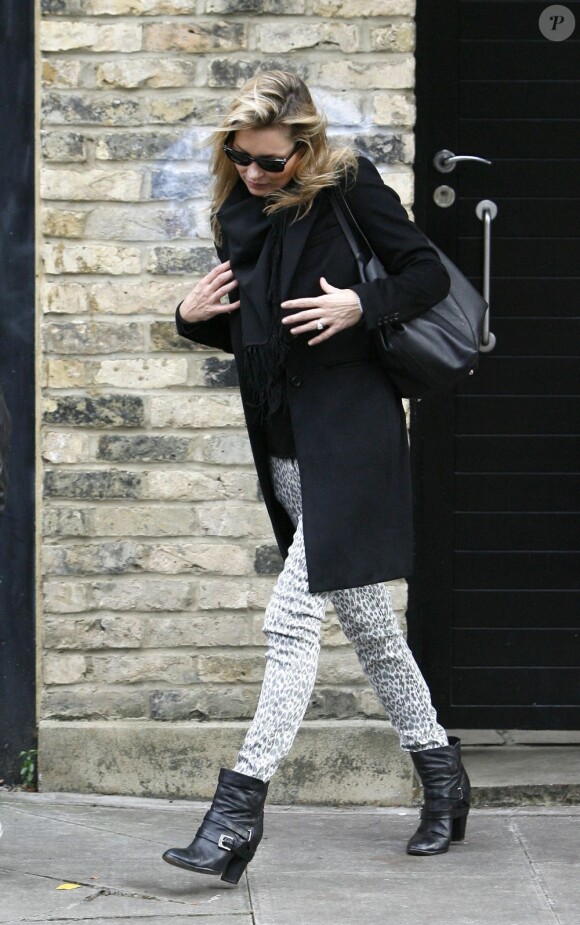 Kate Moss et son look toujours simple et efficace, se permet une extravagance avec ce slim léopard. Londres, le 26 novembre 2011.