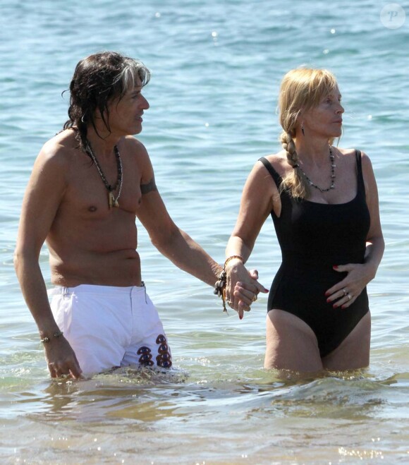 Steven Tyler et Erin Bradi à Maui, Hawaï, mi-novembre 2011.