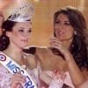 Miss France 2011, Laury Thilleman pose la couronne à Delphine Wespiser lors de l'élection de Miss France 2012, à Brest, le 3 décembre 2011