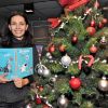 Adeline Blondieau et sa BD, jeune maman, donne une lecture de contes de Noël à des enfants à la librairie, le carré d'encre, à Paris. Le 3 décembre 2011
