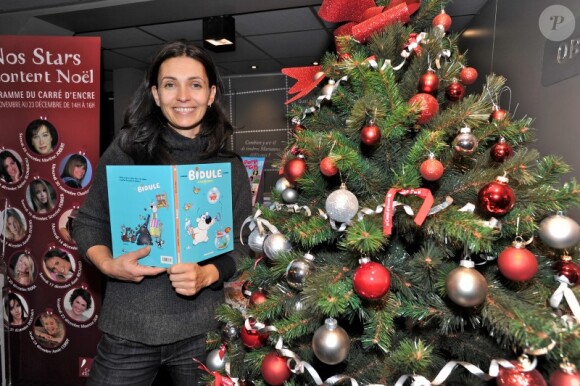 Adeline Blondieau et sa BD, jeune maman, donne une lecture de contes de Noël à des enfants à la librairie, le carré d'encre, à Paris. Le 3 décembre 2011