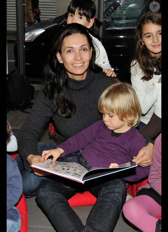 Adeline Blondieau, jeune maman, donne une lecture de contes de Noël à des enfants à la librairie, le carré d'encre, à Paris. Le 3 décembre 2011
