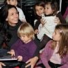 Adeline Blondieau, jeune maman, donne une lecture de contes de Noël à des enfants passionnés à la librairie, le carré d'encre, à Paris. Le 3 décembre 2011