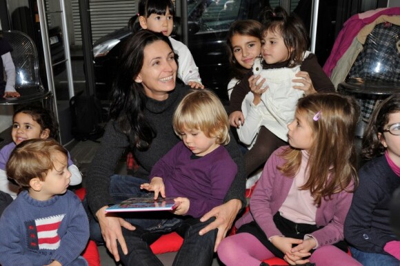 Adeline Blondieau, jeune maman, donne une lecture de contes de Noël à des enfants passionnés à la librairie, le carré d'encre, à Paris. Le 3 décembre 2011