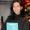Adeline Blondieau, jeune maman radieuse, donne une lecture de contes de Noël à des enfants à la librairie, le carré d'encre, à Paris. Le 3 décembre 2011
