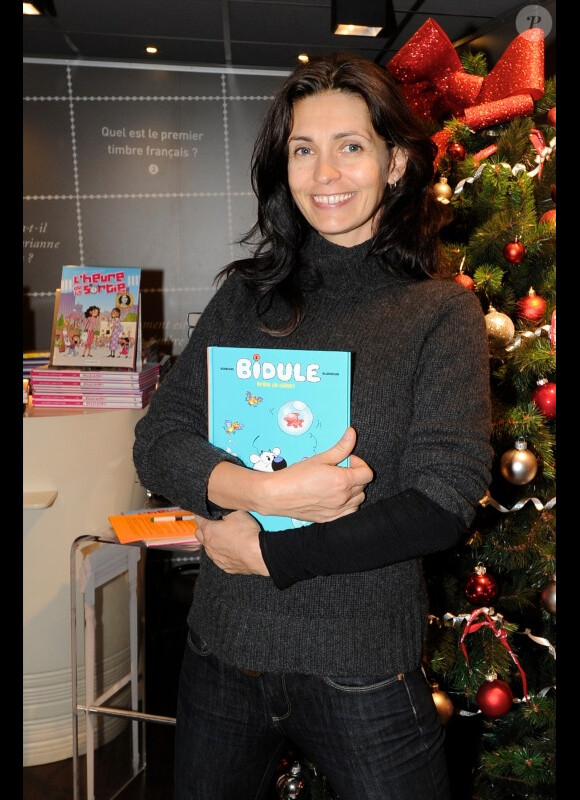 Adeline Blondieau, jeune maman radieuse, donne une lecture de contes de Noël à des enfants à la librairie, le carré d'encre, à Paris. Le 3 décembre 2011