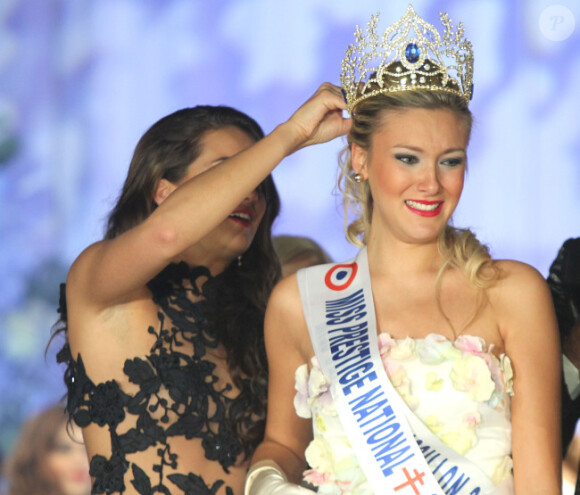 Christelle Roca, Miss Prestige National 2012, reçoit sa couronne des mains de Barbara Morel, le dimanche 4 décembre 2011 à Divonne-les-Bains, lors de son sacre.