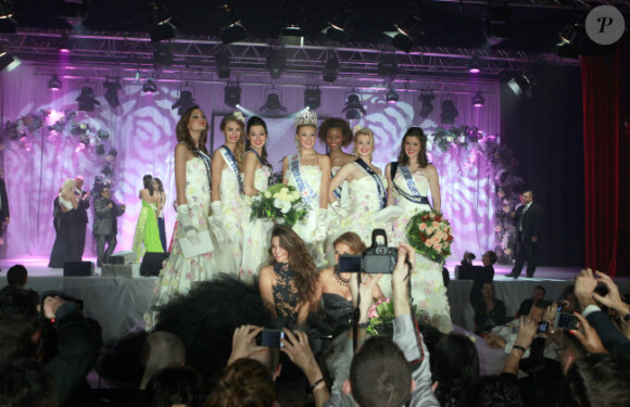 Christelle Roca, Miss Prestige National 2012, et ses dauphines, le dimanche 4 décembre 2011 à Divonne-les-Bains, lors de son sacre.