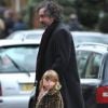Le papa-poule Tim Burton et sa fille, à Londres le 4 décembre 2011