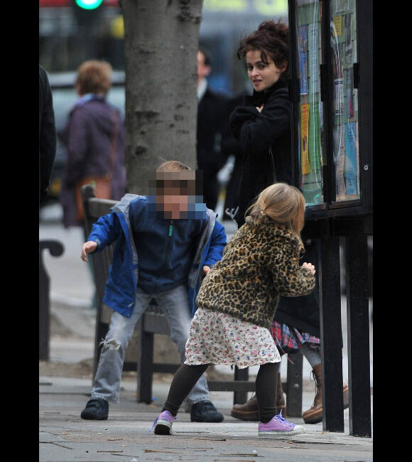 Helena Bonham Carter et ses enfants qui s'amusent, à Londres le 4 décembre 2011