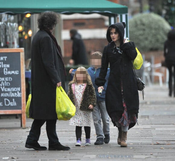 Tim Burton, Helena Bonham Carter et leurs enfants à Londres le 4 décembre 2011