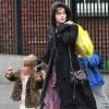 Helena Bonham Carter, un look toujours aussi excentrique, et ses enfants, à Londres le 4 décembre 2011