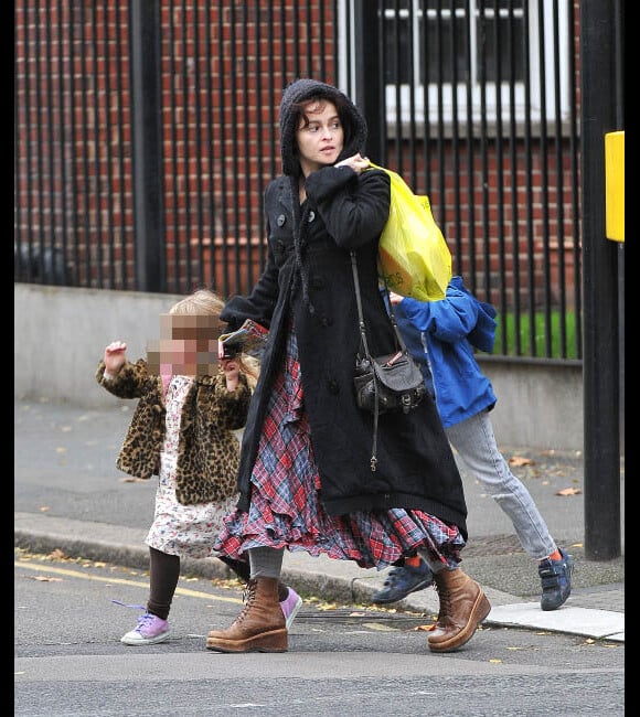 Helena Bonham Carter, un look toujours aussi excentrique, et ses enfants, à Londres le 4 décembre 2011