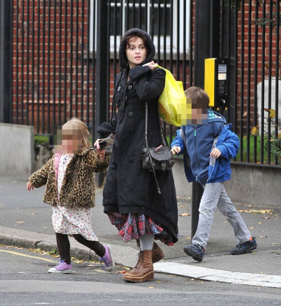 Helena Bonham Carter avec ses enfants, à Londres le 4 décembre 2011