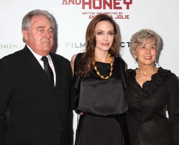 Angelina Jolie et les parents de Brad Pitt, Bill et Jane, à l'avant-première de Au pays du sang et du miel, le 5 décembre 2011 à New York.