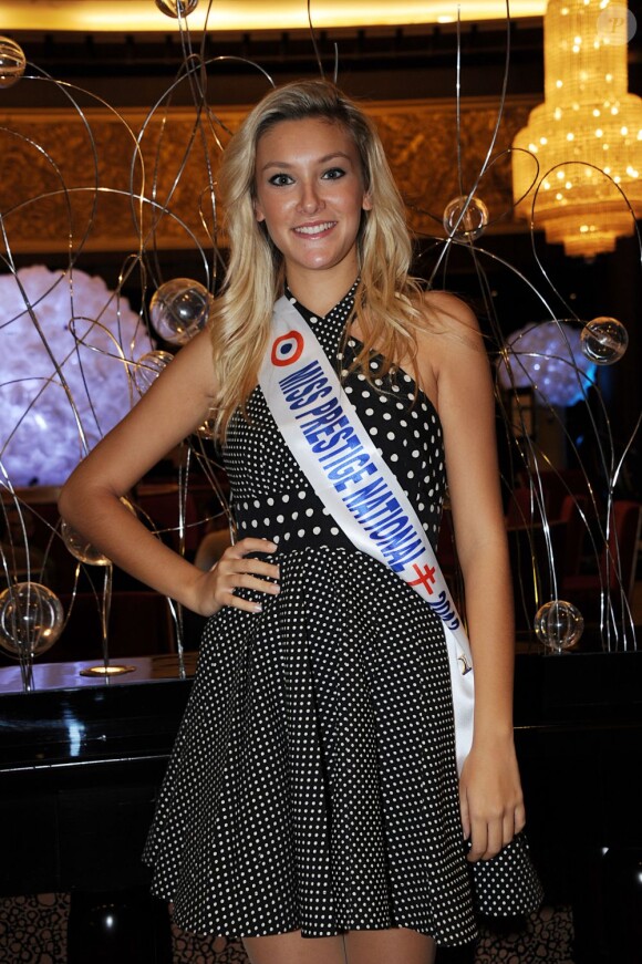 Miss Prestige National 2012 Christelle Roca prend la pose à l'Hotel Hilton à Paris le 5 décembre 2012
