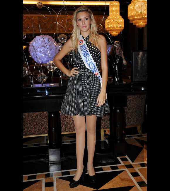 Miss Prestige National 2012 Christelle Roca prend la pose à l'Hotel Hilton à Paris le 5 décembre 2012