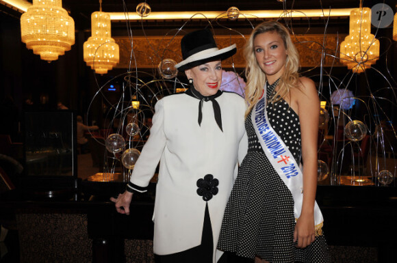 Miss Prestige National 2012 Christelle Roca et Geneviève de Fontenay prennent la pose à l'Hotel Hilton à Paris le 5 décembre 2012