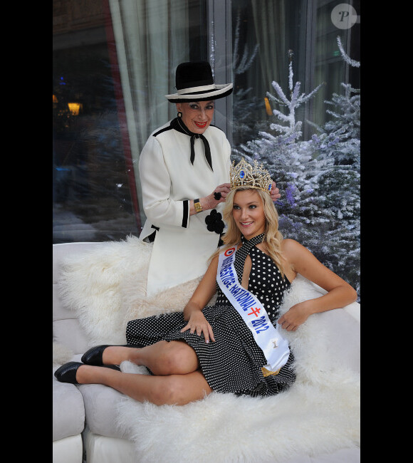 Miss Prestige National 2012 Christelle Roca et Geneviève de Fontenay prennent la pose à l'Hotel Hilton à Paris le 5 décembre 2012