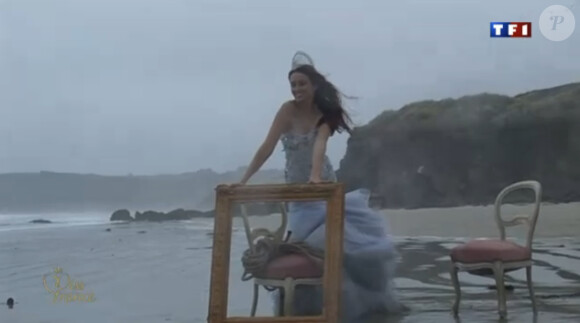 Delphine Wespiser, Miss France 2012, n'a pas peur du froid lors d'un shooting en décembre 2011