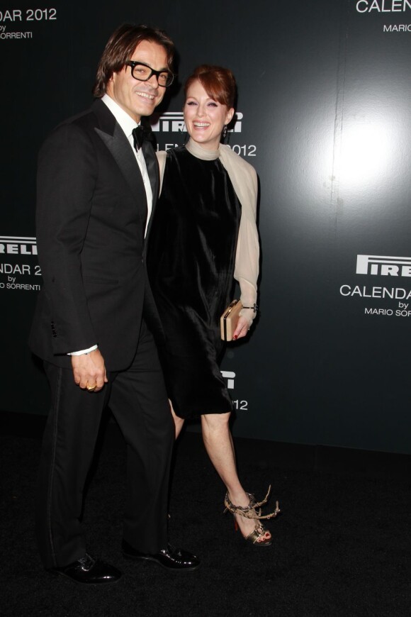 Mario Sorrenti et Julianne Moore lors de la soirée dédiée au calendrier Pirelli à New York le 6 décembre 2011
