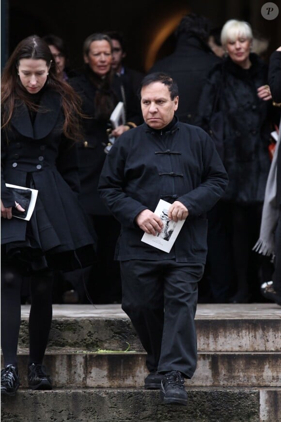 Azzedine Alaïa lors des obsèques de François Lesage. Le mercredi 7 décembre 2011 à Paris. Eglise Saint-Roch.