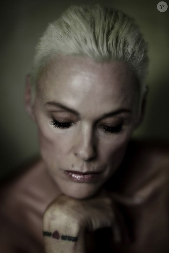 Superbe, Brigitte Nielsen chez elle à Hollywood, le 13 novembre 2011