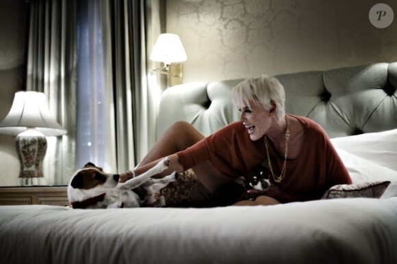 Brigitte Nielsen chez elle à Hollywood en compagnie de ses chiens Tootsie et Joker, le 13 novembre 2011