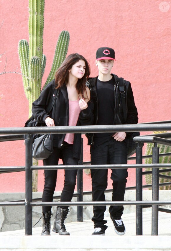 Complices et amoureux, Justin Bieber et sa chérie Selena Gomez à l'aéroport de Mexico le 6 décembre 2011