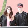 Justin Bieber et sa chérie Selena Gomez à l'aéroport de Mexico le 6 décembre 2011