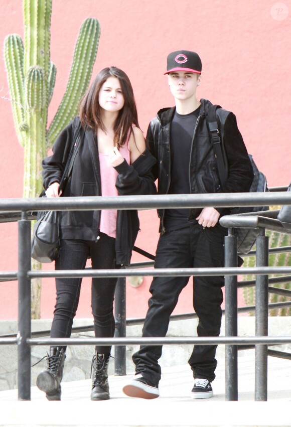 Justin Bieber et sa chérie Selena Gomez à l'aéroport de Mexico le 6 décembre 2011