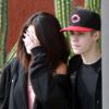 Selena Gomez se cache le visage à l'aéroport de Mexico le 6 décembre 2011, en compagnie de son chéri Justin Bieber