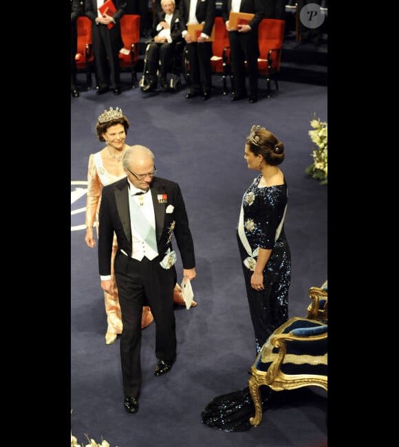 La reine Silvia, le roi Carl XVI Gustaf et la princesse Victoria de Suède, enceinte, lors de la cérémonie de remise des prix Nobel à Stockholm le 10 décembre 2011