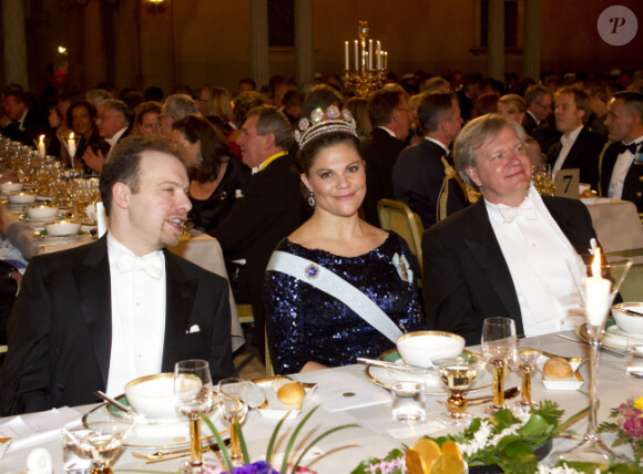 Adam G Reiss, la princesse Victoria de Suède et Brian P Schmidt lors du banquet de la cérémonie de remise des prix Nobel à Stockholm le 10 décembre 2011
