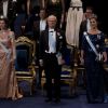 La reine Silvia, le roi Carl XVI Gustaf et la princesse Victoria de Suède lors de la cérémonie de remise des prix Nobel à Stockholm le 10 décembre 2011. Au second plan, le prince Carl Philip et le prince Daniel